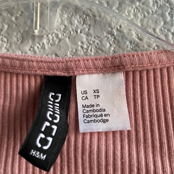 H&M Pink Fitted Crop Top With Buttons - Picture 2 of 4